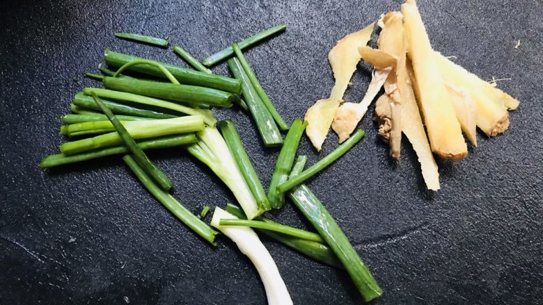 清蒸鲈鱼,<a style='color:red;display:inline-block;' href='/shicai/ 3250'>葱</a>切段，姜切丝备用