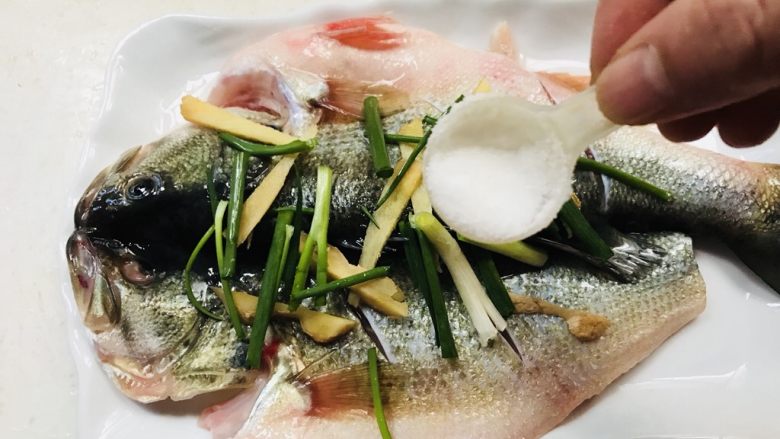 清蒸鲈鱼,撒上少许盐、<a style='color:red;display:inline-block;' href='/shicai/ 717'>味精</a>