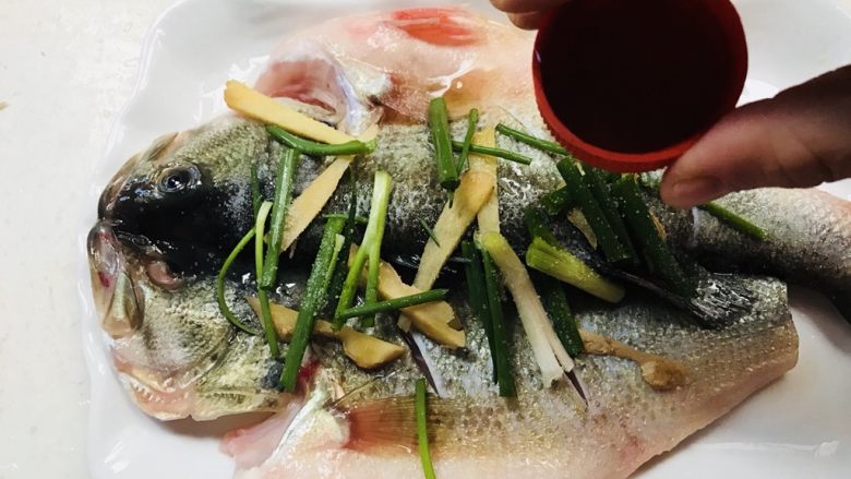 清蒸鲈鱼,倒入一小勺<a style='color:red;display:inline-block;' href='/shicai/ 718'>料酒</a>