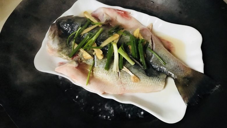 清蒸鲈鱼,隔水蒸约12分钟即可端出