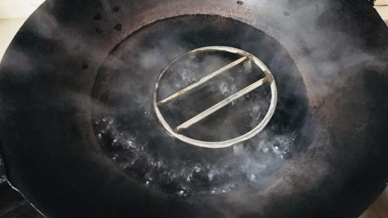 清蒸鲈鱼,大锅水烧热