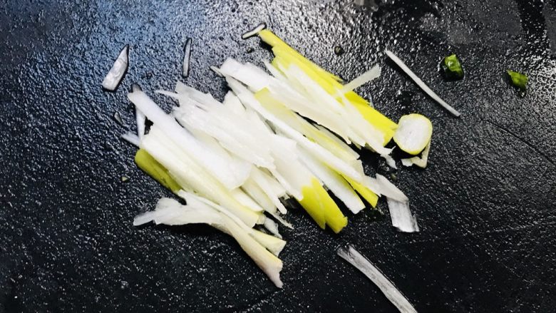 清蒸鲈鱼,<a style='color:red;display:inline-block;' href='/shicai/ 138'>大葱</a>切丝