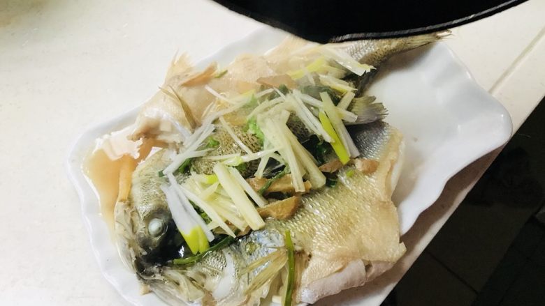 清蒸鲈鱼,鲈鱼摆上大葱丝，淋上热油