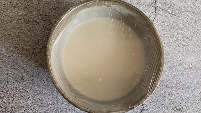 豆沙糯米卷,盖上保鲜膜,用牙签扎几个小孔,放入锅中大火蒸20分钟