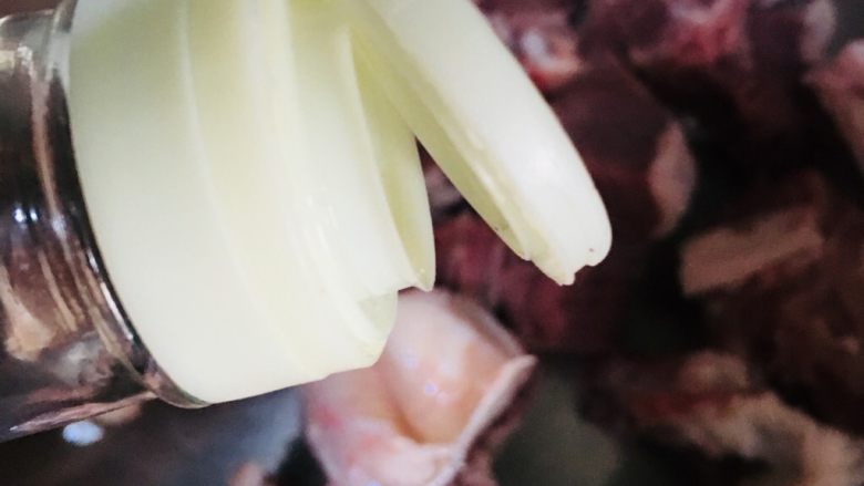 清炖带骨羊肉汤,羊肉用水浸泡半小时左右后放入凉水锅里,加入适量的<a style='color:red;display:inline-block;' href='/shicai/ 718'>料酒</a>焯水