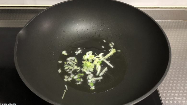 田园腊肠炒饭,锅中热油,放入葱花炒香