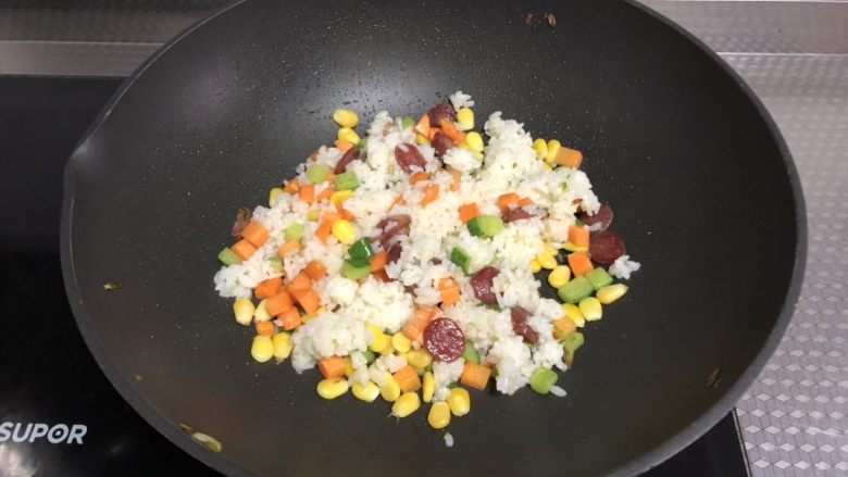 田园腊肠炒饭,至米饭粒粒分明,没有硬块