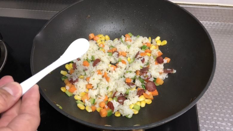 田园腊肠炒饭,调入适量食盐,翻炒均匀即可
