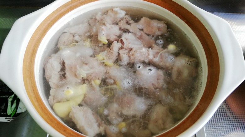 番茄黄豆芽排骨汤,将排骨、黄豆芽、姜片放入砂锅,加水没过食材即可