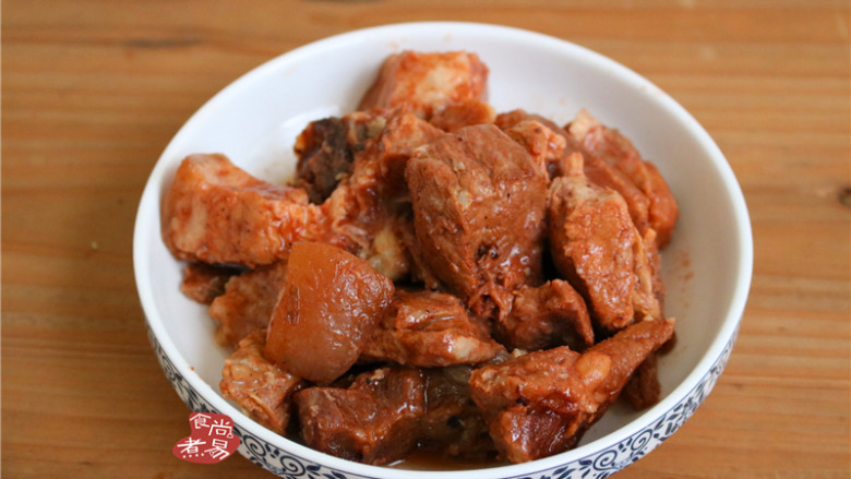 私房一品煲仔菜,我这是早上做好的红烧肉,取出一部分来做盆菜,也可以上街买现成的叉烧肉或烧鹅或卤味,食材可以随意组合的,没有特别规定。