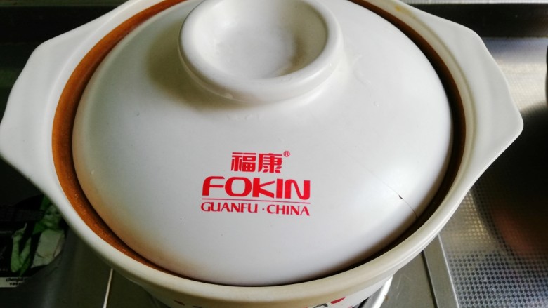 番茄黄豆芽排骨汤,转小火,盖上盖子煲2个小时