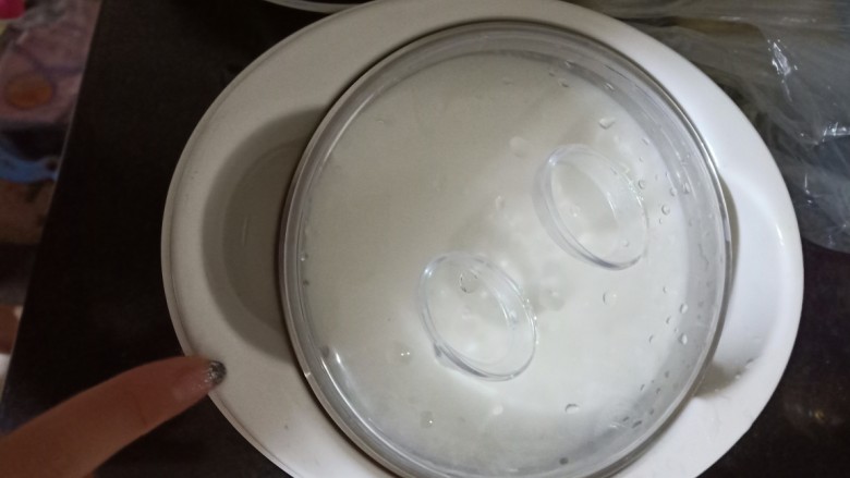 风味酸奶,用开水将制作容器和搅拌器具冲烫清洁干净(消毒不彻底易导致酸奶发酵失败)