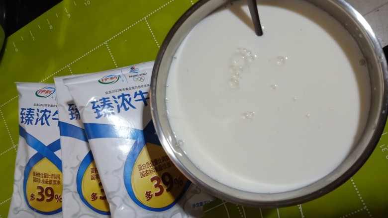 风味酸奶,倒入剩余的三袋,搅拌均匀