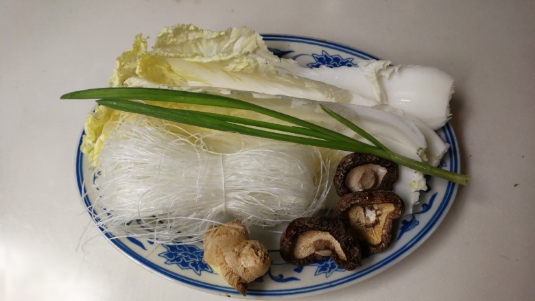 香菇白菜粉丝汤,准备好食材：<a style='color:red;display:inline-block;' href='/shicai/ 114'>白菜</a>，<a style='color:red;display:inline-block;' href='/shicai/ 523'>粉丝</a>，<a style='color:red;display:inline-block;' href='/shicai/ 241'>干香菇</a>，<a style='color:red;display:inline-block;' href='/shicai/ 3348'>青蒜</a>