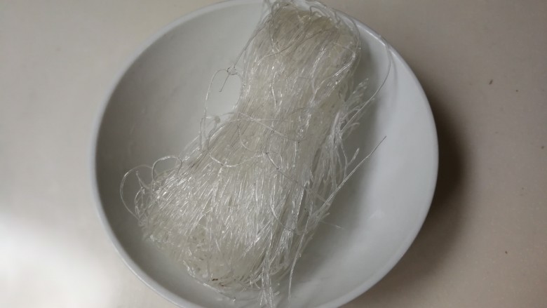 香菇白菜粉丝汤,粉丝清水冲一下沥掉水