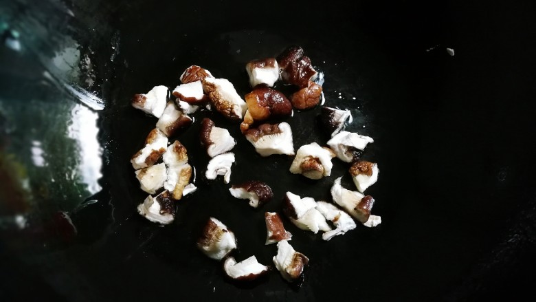 香菇白菜粉丝汤,放入香干菇煎出香味