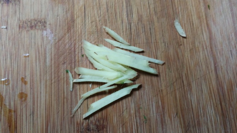 香菇白菜粉丝汤,姜切丝