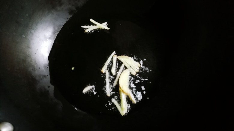 香菇白菜粉丝汤,热锅凉油放入姜丝煎出香味