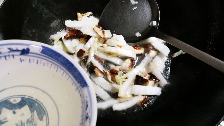 香菇白菜粉丝汤,放入适量热水