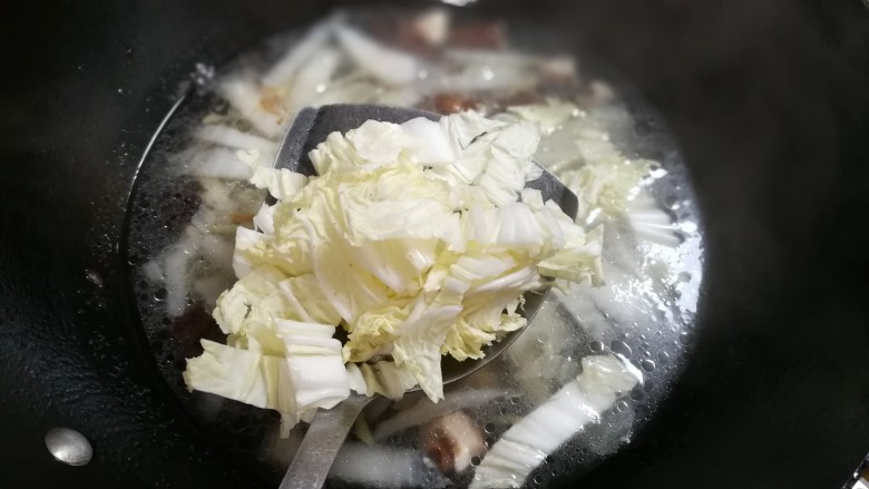 香菇白菜粉丝汤,放入白菜叶子大火烧开