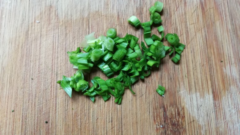 香菇白菜粉丝汤,青蒜洗净切末