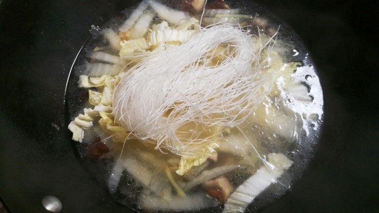 香菇白菜粉丝汤,放入粉丝烧开