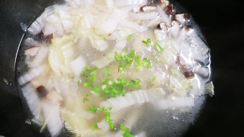 香菇白菜粉丝汤,撒入青蒜