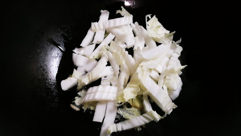 香菇白菜粉丝汤,放入白菜帮翻炒片刻