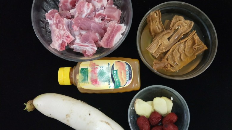 干笋萝卜排骨汤,准备好所需食材,笋干要提前浸泡至变软。