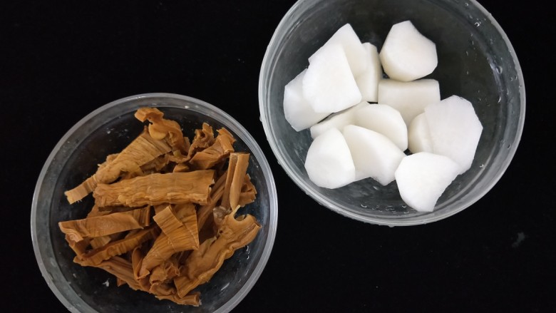 干笋萝卜排骨汤,笋干洗干净切成条,萝卜去皮去滚刀块备用。