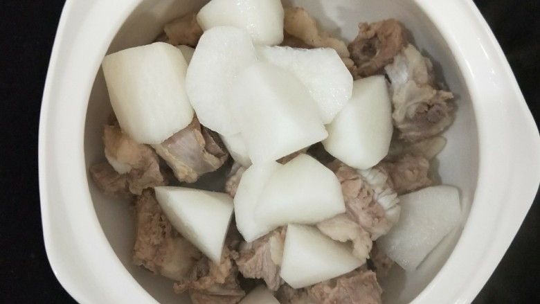 干笋萝卜排骨汤,然后放入萝卜。