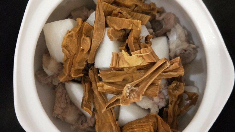 干笋萝卜排骨汤,放入笋条。