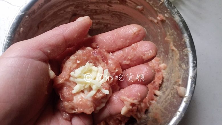 芝士烤肉丸,中间按个洞出来,放入马苏里拉,封口,再用摔打的方式把丸子弄圆(如果实在觉得粘手,可以粘点油在手上,会容易许多)