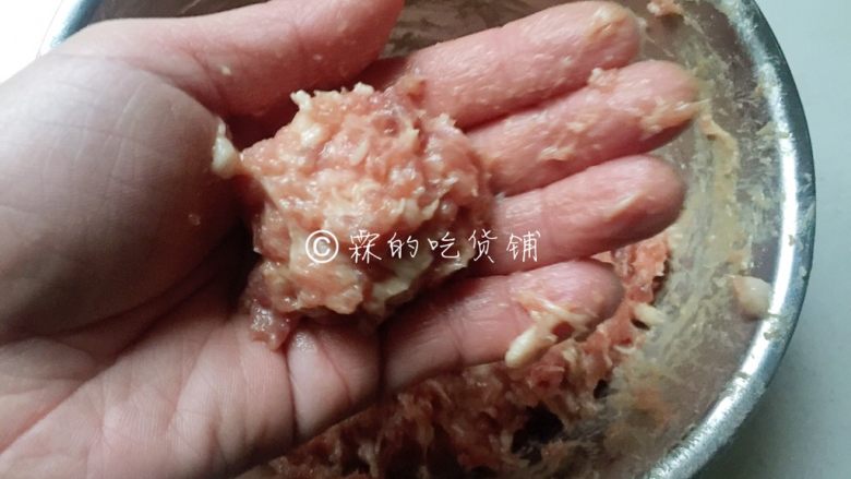芝士烤肉丸,取适量,靠两手交替,轻轻的摔打,把肉糜摔成圆形(不要去揉,很粘,揉不起来的)