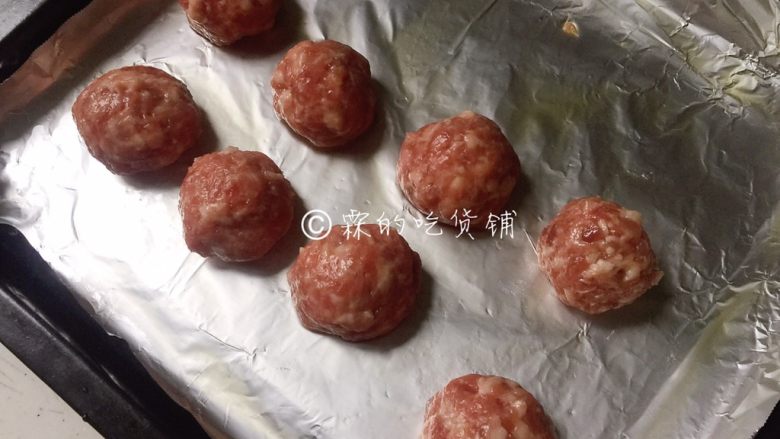 芝士烤肉丸,做好的丸子放上去,入烤箱(无需预热),170度,20分钟(具体时间、温度,请根据自家烤箱灵活设定)