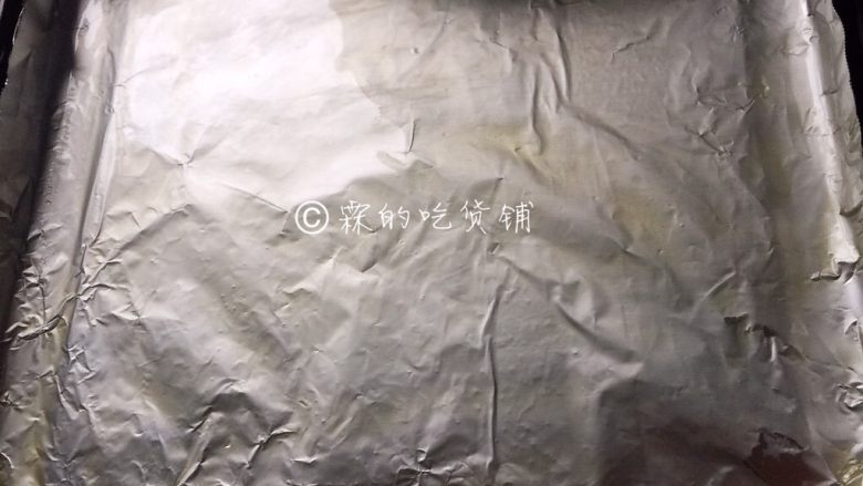 芝士烤肉丸,烤盘上铺锡纸,锡纸上抹一层油