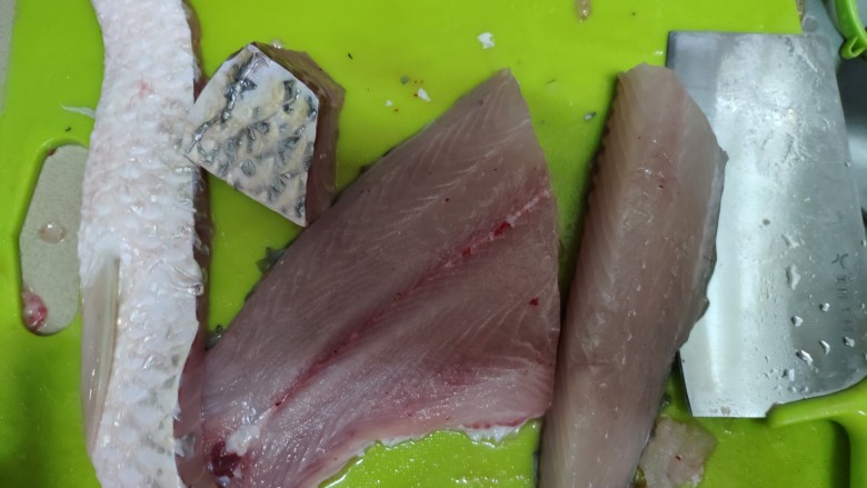 diy皖鱼丸,将鱼肉切至适当大小,便于拍松
