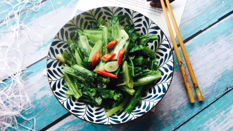 家常菜+清炒油麦菜,起锅装盘，小米椒装饰