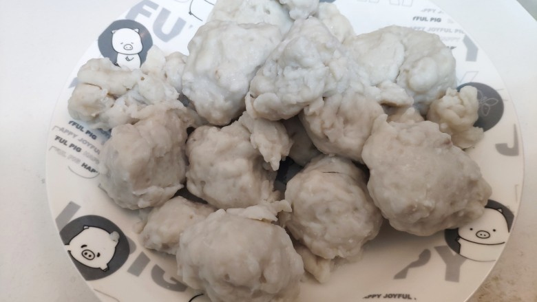 diy皖鱼丸,若鱼肉揉成一团后,能粘在手上几秒钟不掉下来即可,手挤成丸子,用勺子挖出,放入清水待用,全部完成后煮熟即可食用。