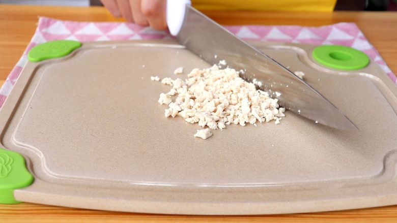 时蔬肉末烩麻食,煮好的鸡脯肉,用冷水清洗干净,切成碎末
tips:如果是9月龄以下的宝宝尽量打成泥状