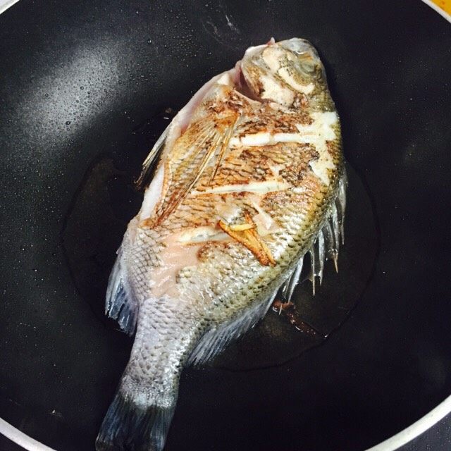 美味家烧+红烧鱼,再翻面煎二至三分钟