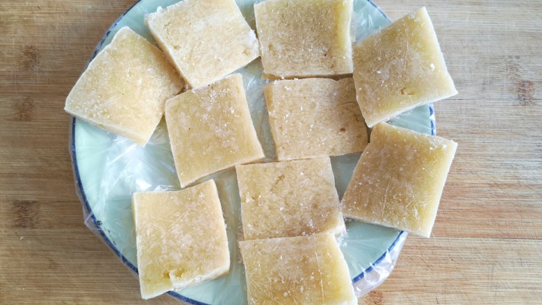 酸菜排骨暖锅,我们这里零下十度左右的天气,摆在套了保鲜袋的搪瓷盘上,放在室外,豆腐一点点冻结,外层渐渐结出一层透明的冰晶,待由嫩白整个变成暖黄色,豆腐便冻好了。(温度零上的地方果断冰箱里冷冻吧)