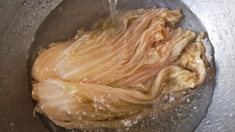 酸菜排骨暖锅,用水冲洗干净,如果酸味大就多洗两遍,完全根据个人喜好。