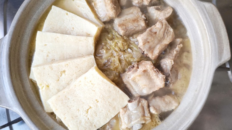 酸菜排骨暖锅,将冻豆腐煮到酸菜排骨锅里,冻豆腐渐渐鼓胀,蜂窝状的纹理中,吸饱了酸香馥郁的汤汁,是整锅的精髓。