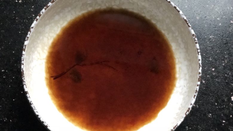 香菇丸子青菜刀削面,碗里放入一茶匙半生抽,一茶匙醋,喜欢酸的可以多放点醋。