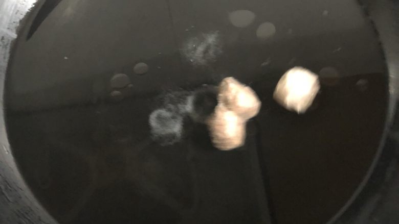 香菇丸子青菜刀削面,先烧水,为了防止面条粘粘,水里加点盐和几滴油。把<a style='color:red;display:inline-block;' href='/shicai/ 4164'>丸子</a>也放进去先煮。