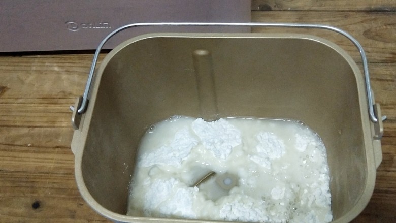 韭菜盒子,把面团用料放入面包桶里,(天冷偷懒)