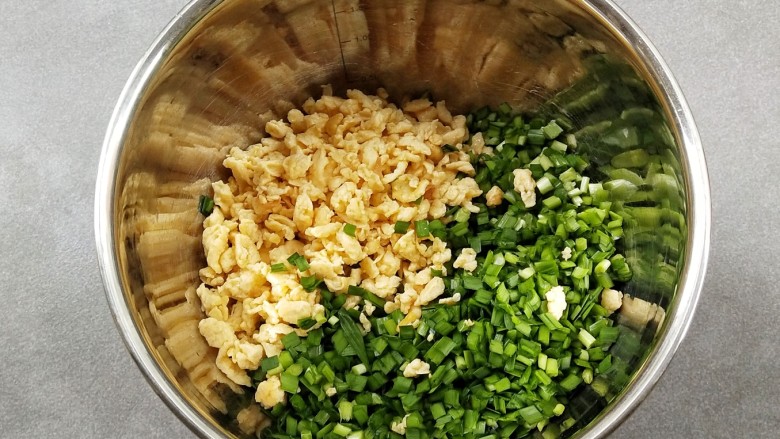 韭菜盒子,洗净晾干水份的<a style='color:red;display:inline-block;' href='/shicai/ 116'>韭菜</a>切成末,和放凉的鸡蛋一块放入碗中。