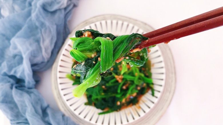 大力水手的最爱-炝拌菠菜,最近菠菜几乎成了我们家的新宠 毕竟大力水手吃完变得很强的样子真的很羡慕鸭