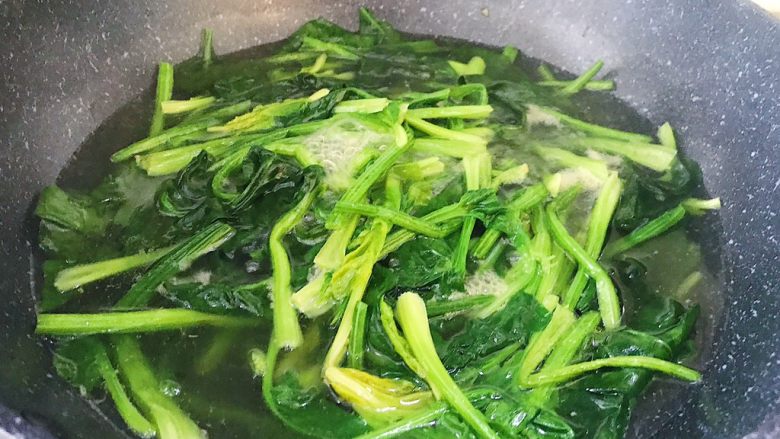 大力水手的最爱-炝拌菠菜,颜色变绿变软后即可 (我觉得菠菜煮的软烂一点更好吃呢)